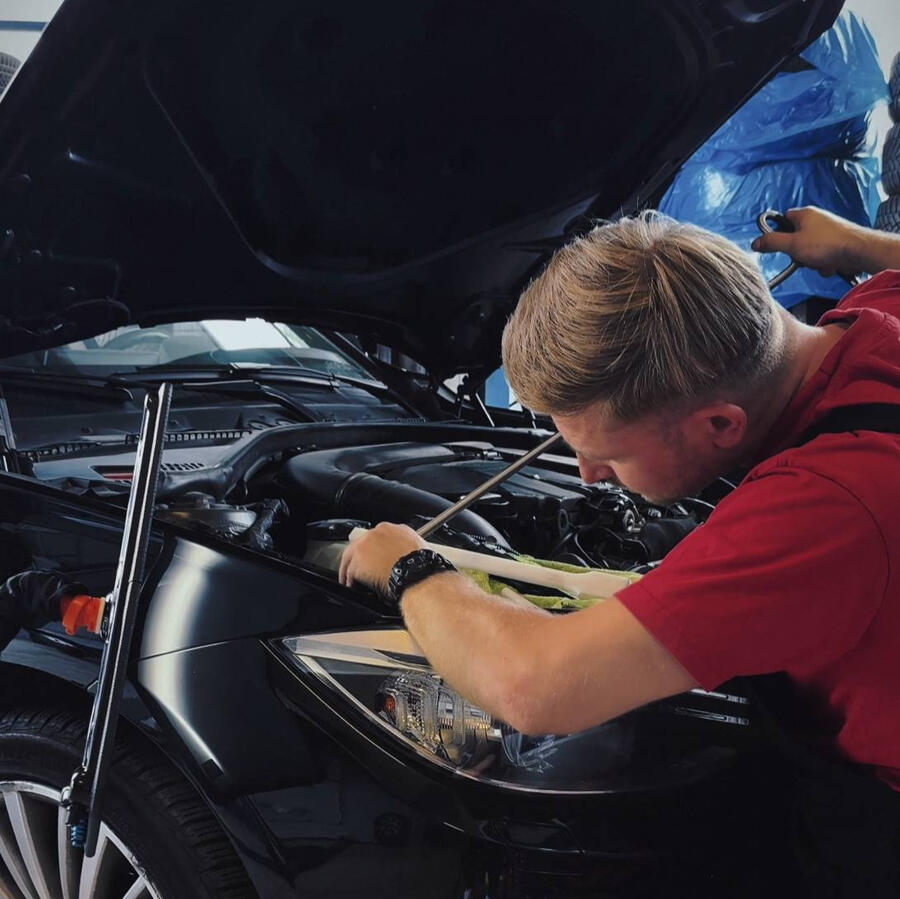 usuwanie wgnieceń na masce BMW metoda PDR